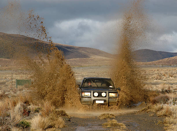 vierradantrieb - off road vehicle 4x4 jeep mud stock-fotos und bilder