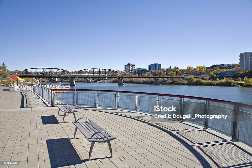 Riverside Lookout w południe miasta Saskatoon - Zbiór zdjęć royalty-free (Saskatoon)