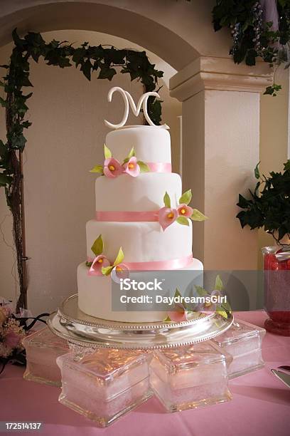 Camadas Bolo De Casamento Branco Com Fita De Ouro E Floresderosa - Fotografias de stock e mais imagens de Bolo de Casamento