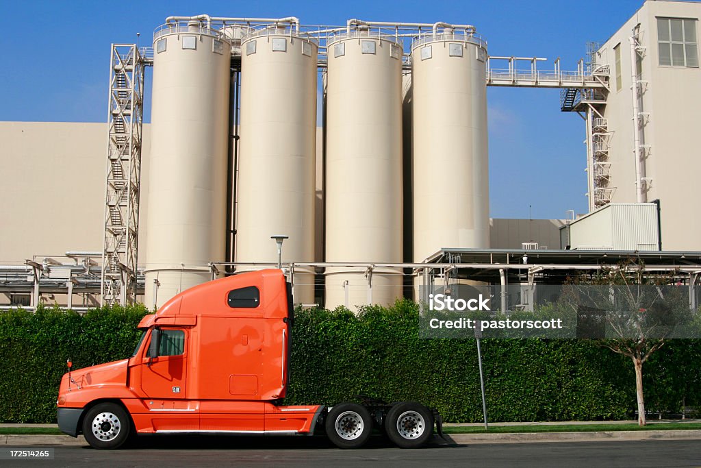 Camion arancione e fabbrica - Foto stock royalty-free di Affari