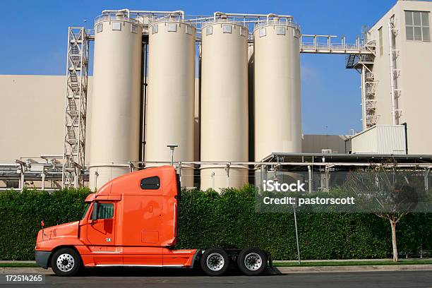 Camion Arancione E Fabbrica - Fotografie stock e altre immagini di Affari - Affari, Alchol, Arancione