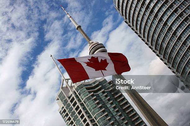 Bandeira Do Canadá Em Cidade De Toronto - Fotografias de stock e mais imagens de Bandeira do Canadá - Bandeira do Canadá, América do Norte, Ao Ar Livre
