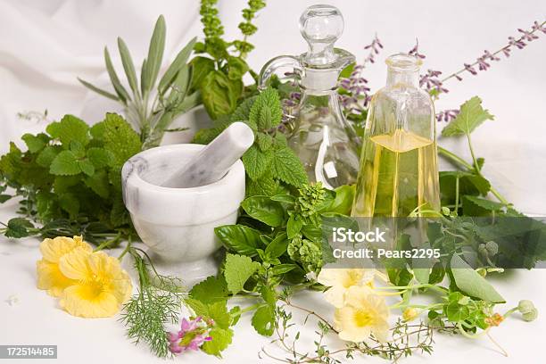 Photo libre de droit de Herbes 3 banque d'images et plus d'images libres de droit de Pilon et mortier - Pilon et mortier, Plante aromatique, Santé et médecine