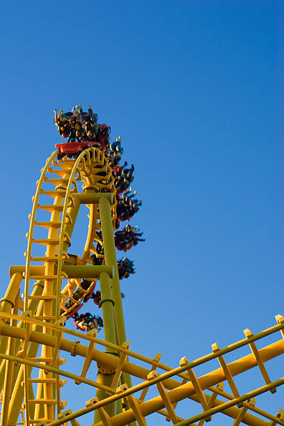 желтый американские горки 10 - rollercoaster carnival amusement park ride screaming стоковые фото и изображения