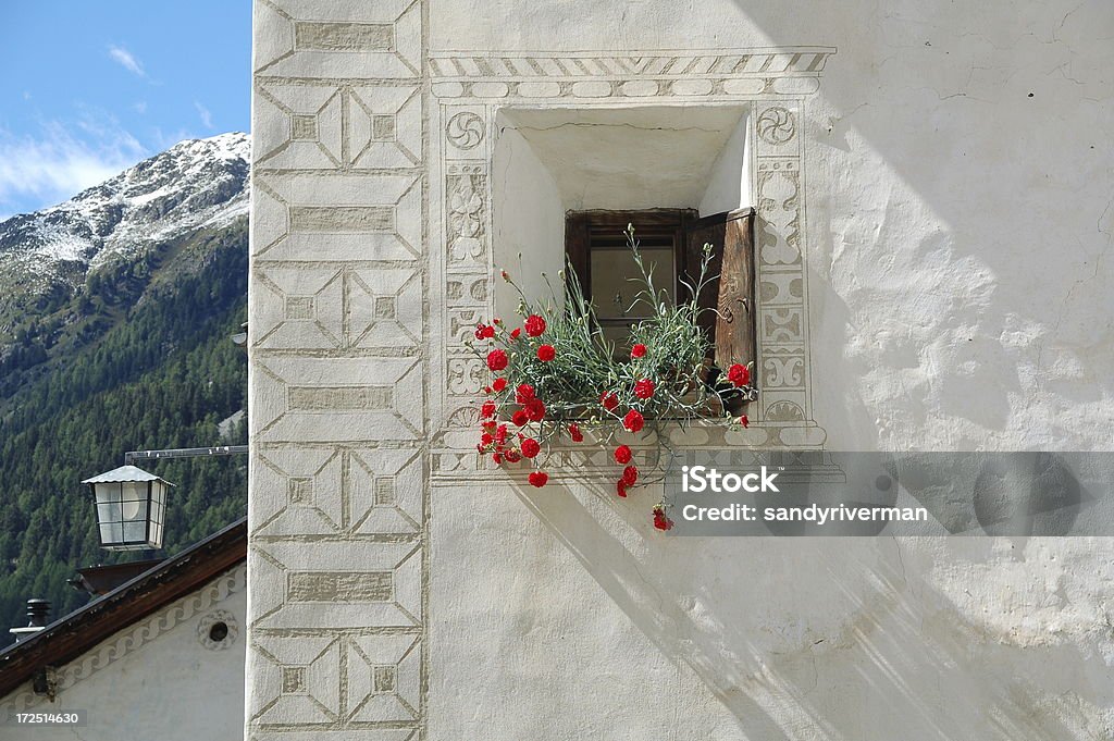 Singola finestra e solitario Lanterna - Foto stock royalty-free di Alpi