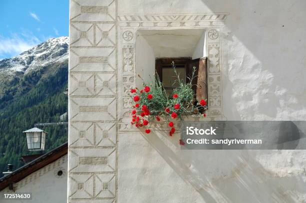 Singola Finestra E Solitario Lanterna - Fotografie stock e altre immagini di Alpi - Alpi, Alpi svizzere, Blu