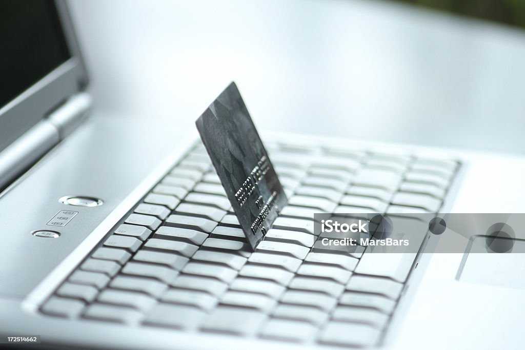 Carta di credito sul portatile - Foto stock royalty-free di Affari