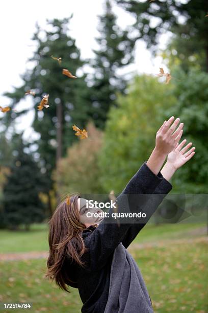 美しい笑顔の若い女性投げる秋の葉コピースペース - 少女のストックフォトや画像を多数ご用意 - 少女, 腕を広げる, 衣服 コート
