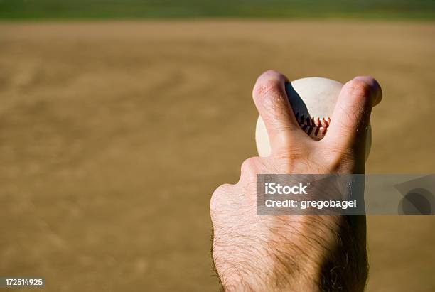Pitching - zdjęcia stockowe i więcej obrazów Baseball - Baseball, Piłka do baseballu, Wiosenny sezon baseballowy