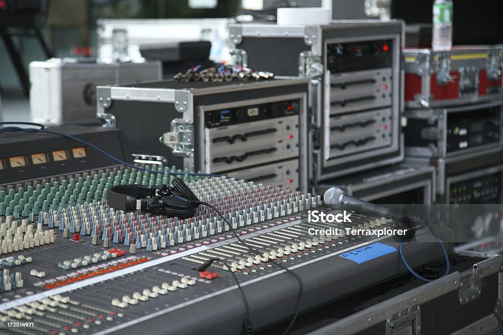 Fones de ouvido em áudio misturar bordo - Foto de stock de Sala de controle royalty-free