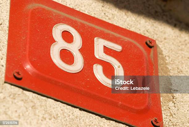 Number Plate On The Wall — стоковые фотографии и другие картинки 60-64 года - 60-64 года, Абстрактный, Взрослый