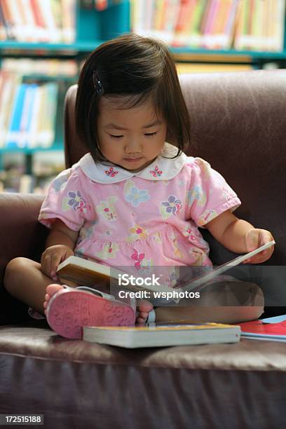 Carino Piccolo Ragazza Asiatica Leggendo Un Libro In Biblioteca Preschool - Fotografie stock e altre immagini di 2-3 anni