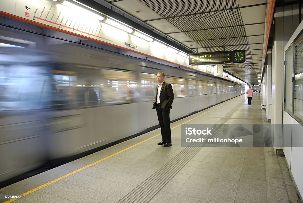 Espera para o metrô - Foto de stock de Solidão royalty-free