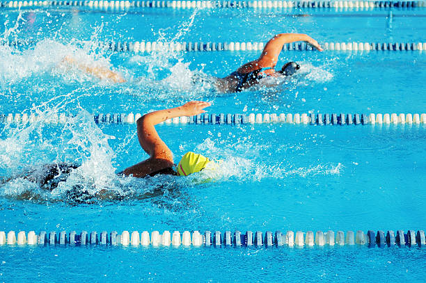 hembra sports freestyle nadadores carreras en la piscina de las chicas son guerreras - early teens child swimming pool swimming fotografías e imágenes de stock