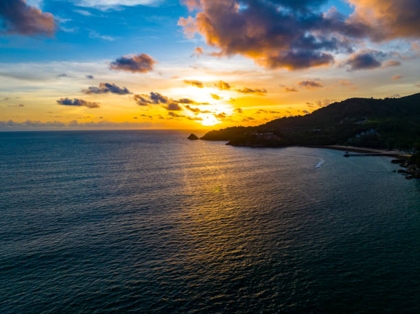 Aerial view sunset sky over sea,Nature Light Sunset or sunrise over ocean,Colorful dramatic scenery sky, Amazing clouds and waves in evening sky, Beautiful light nature background vista aérea del cielo de la puesta del sol sobre el mar, puesta del sol de la luz de la naturaleza o amanecer sobre el océano, cielo colorido del paisaje dramático, nubes y olas increíbles en el cielo de la tarde, fondo de la naturaleza de la luz hermo