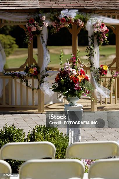 Blumenarrangement Für Eine Hochzeit Im Freien Stockfoto und mehr Bilder von Architektur - Architektur, Blume, Bühne