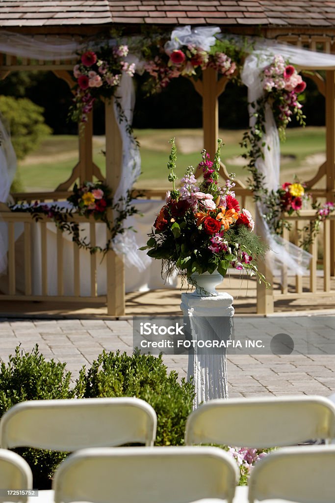 arrangement floral pour un mariage en plein air - Photo de Architecture libre de droits