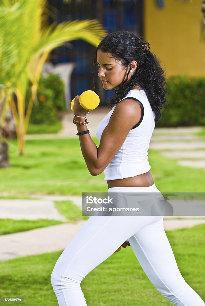 Jovem treinando com halteres em uma tropical Spa - Foto de stock de 18-19 Anos royalty-free