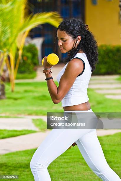 Foto de Jovem Treinando Com Halteres Em Uma Tropical Spa e mais fotos de stock de 18-19 Anos - 18-19 Anos, Aberto, Adulto