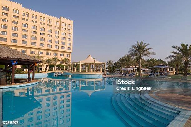 Piscina Do Hotel De Luxo - Fotografias de stock e mais imagens de Empreendimento Turístico - Empreendimento Turístico, Catar, Doha