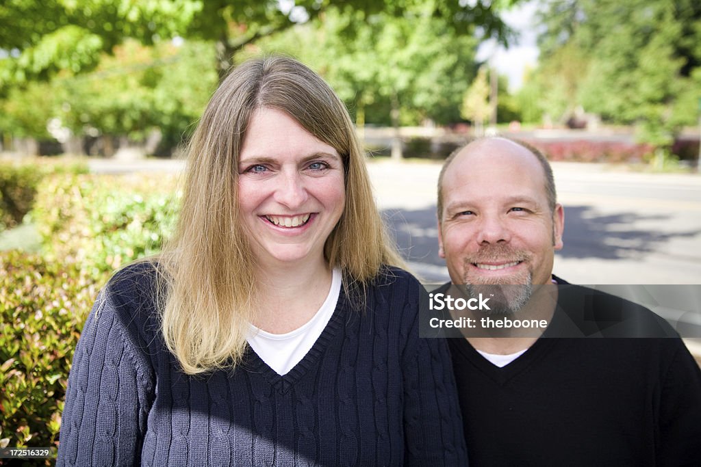 Mari et femme à l'extérieur - Photo de 30-34 ans libre de droits
