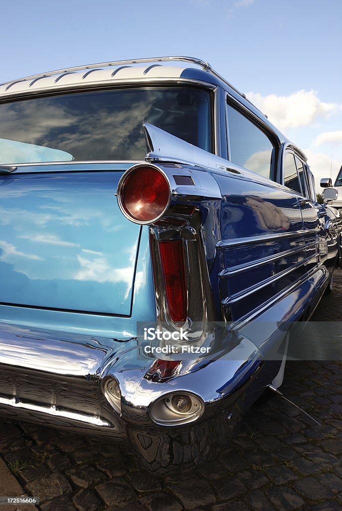 Blu vintage metallizzato station wagon - Foto stock royalty-free di Station wagon