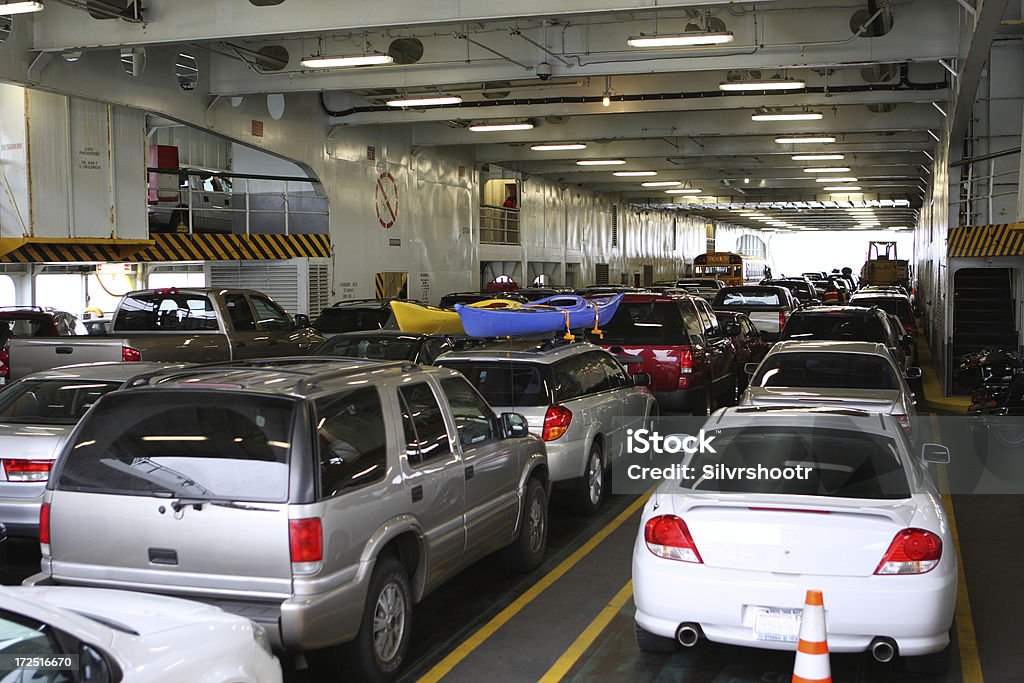 Coches que estacione en un transbordador - Foto de stock de Ferry libre de derechos
