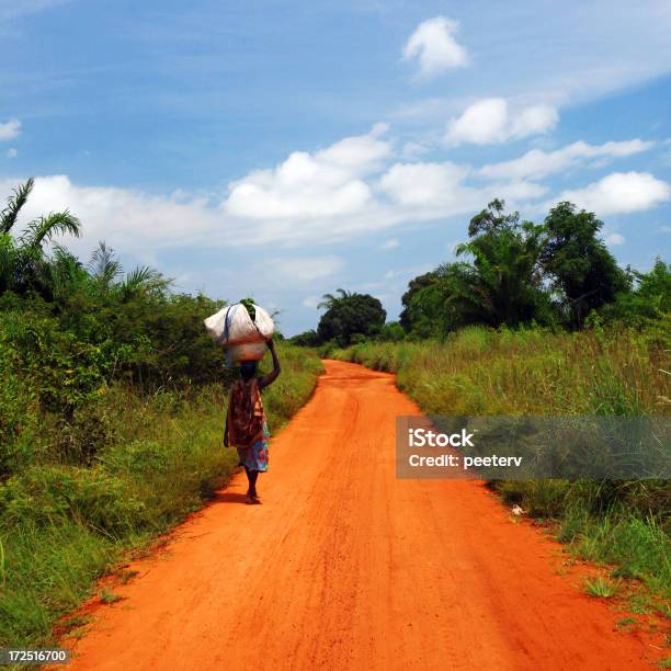 Mulher Africana Em Estrada - Fotografias de stock e mais imagens de África - África, Adulto, Andar