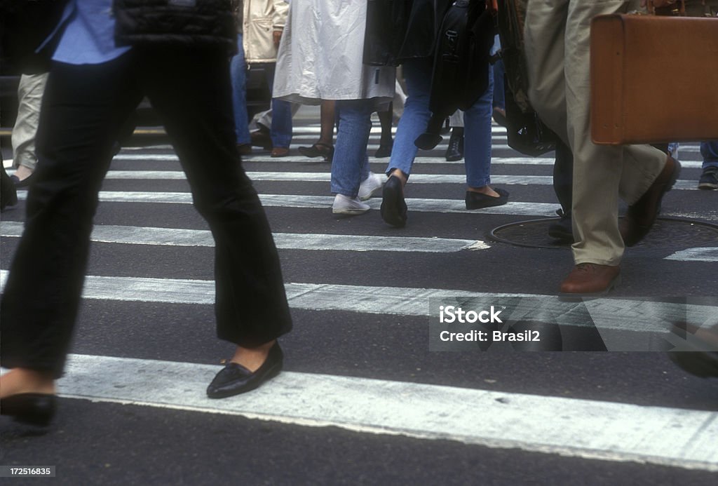 Cruce la calle - Foto de stock de Acera libre de derechos