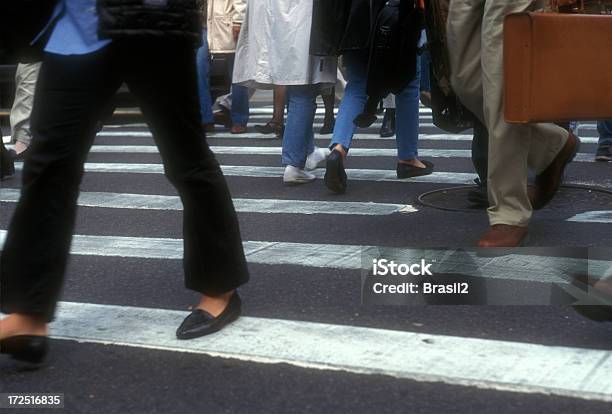 Cruce La Calle Foto de stock y más banco de imágenes de Acera - Acera, Actividad de fin de semana, Adulto