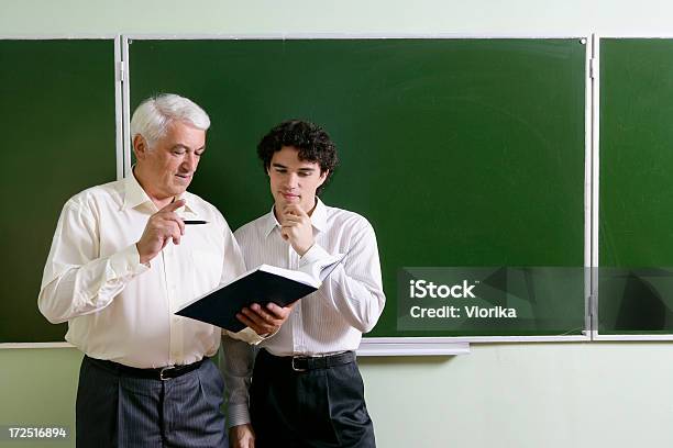 Professor E Aluno - Fotografias de stock e mais imagens de Professor da Faculdade - Professor da Faculdade, Livro, Adulto maduro