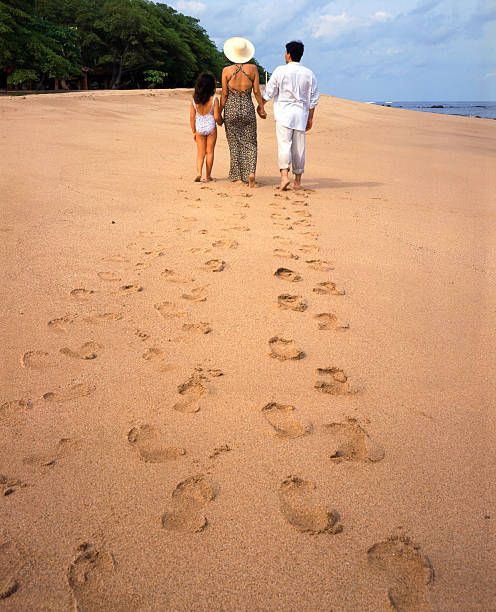 Família na praia - fotografia de stock