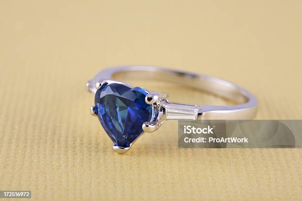 Sapphire Anillo De Diamante Foto de stock y más banco de imágenes de Anillo - Joya - Anillo - Joya, Conceptos, Consumismo