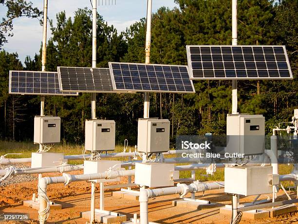Pannelli Solari Nella Foresta - Fotografie stock e altre immagini di Energia solare - Energia solare, Impianto di energia solare, Comunicazione