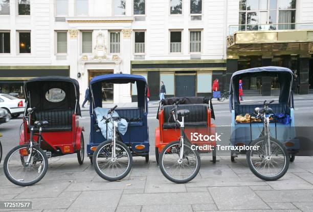 Rząd Pedicabs W Manhattan - zdjęcia stockowe i więcej obrazów Riksza rowerowa - Riksza rowerowa, Czerwony, Architektura