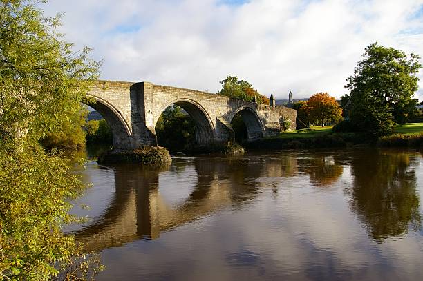 istock Stirling old bridge and the Wallace monument 172517650