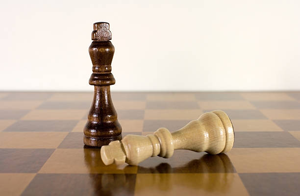 king jest rozładowana - imbalance chess fighting conflict zdjęcia i obrazy z banku zdjęć