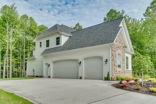 istock Three car garage on new home 1725309479