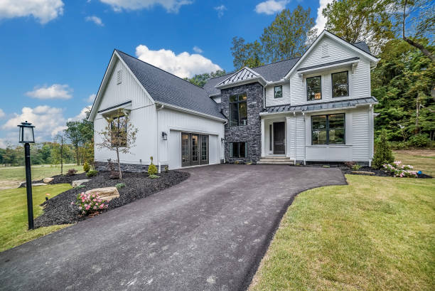 istock Asphalt driveway leading up to garage 1725348191