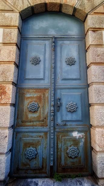istock Abandoned building door 05 1725501402