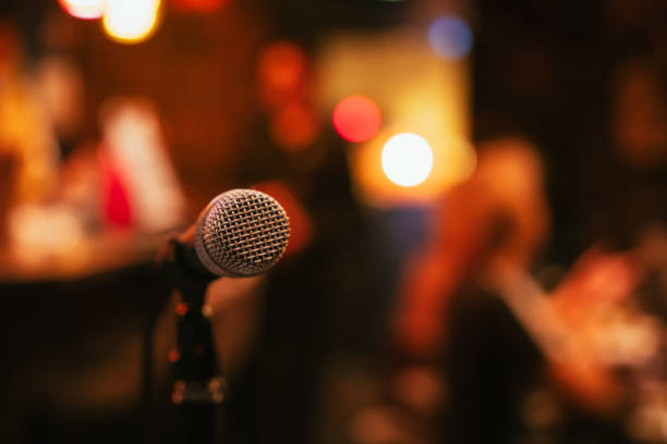 um microfone no palco, outubro de 2023 - rhythm and blues - fotografias e filmes do acervo