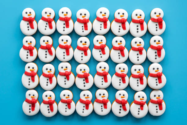 istock Gingerbread snowmen covered with icing on a blue background, flat lay. 1725601779
