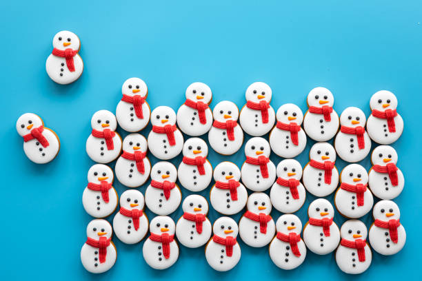 istock Gingerbread snowmen covered with icing on a blue background, flat lay. 1725602066