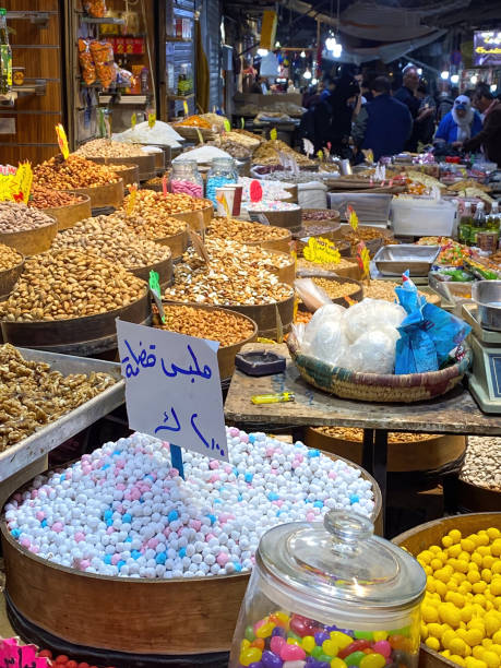 süßigkeiten und nüsse im souq al-sukar in amman, jordanien - jordan amman market people stock-fotos und bilder