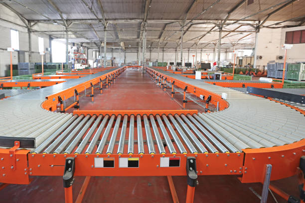Conveyor Loop Sorting System Conveyor Roller Loop Automated Sorting System in Distribution Warehouse mail room stock pictures, royalty-free photos & images