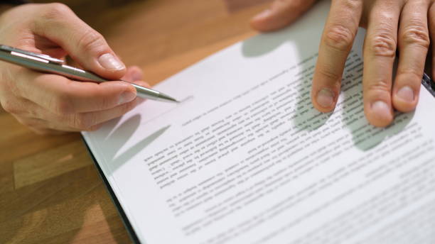 comprador masculino firma concepto de contrato financiero - real decreto fotografías e imágenes de stock