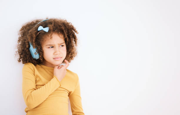 pensiero, problema e bambino con le cuffie su sfondo bianco per la pianificazione, la soluzione o la musica. mockup, stress e una bambina con un'idea podcast, radio o audio con spazio per ascoltare informazioni - child adversity isolated on white boredom foto e immagini stock