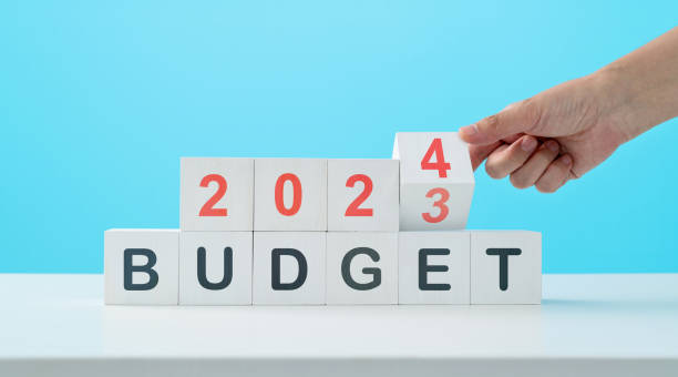 istock Hand change number 2023 to 2024 and word budget on the table 1725733230