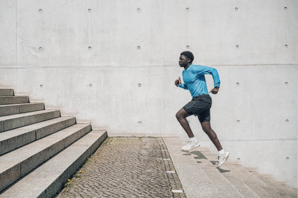 joven deportista corriendo escaleras al aire libre en berlín - staircase running moving up jogging fotografías e imágenes de stock