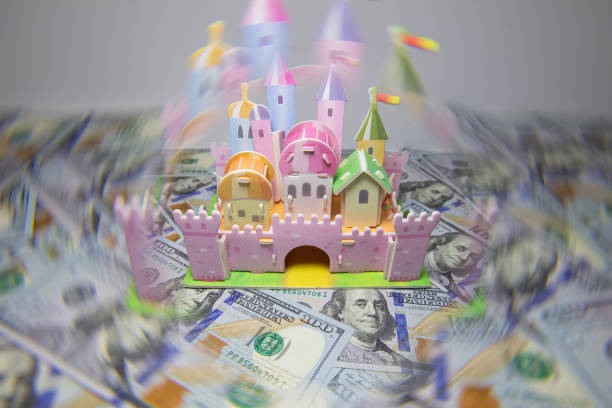 pink toy castle isolated on us 100 dollar banknotes - house real estate residential structure insurance imagens e fotografias de stock